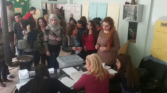 Los ciudadanos participan en el conteo de votos.