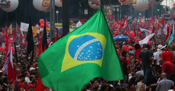 Los brasileños siguen defendiendo la democracia y rechazando el golpe de Estado.