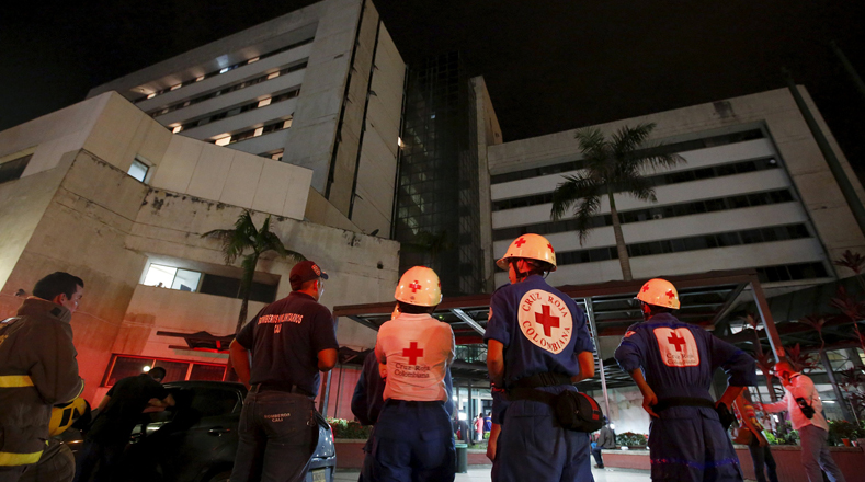 En este momento, se desplazan 2 hospitales móviles para atender emergencias, uno a Pedernales y el otro a Portoviejo. También se destinaron 19 ambulancias para el servicio.