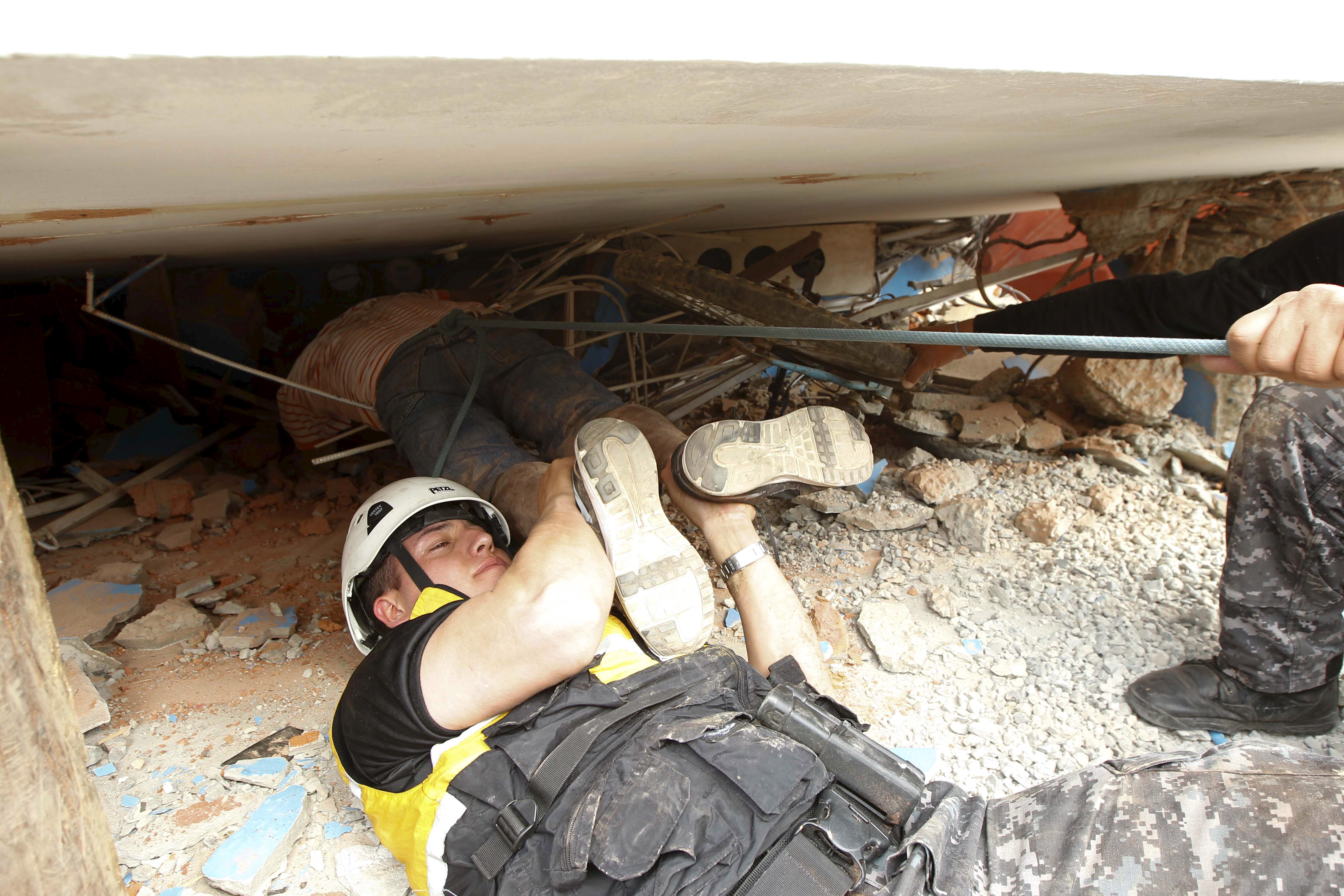 Rescatistas centran sus esfuerzos en la búsqueda de sobrevivientes y fallecidos bajo los escombros.