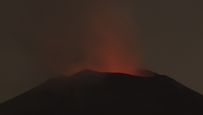 El volcán Popocatépetl, está vigilado las 24 horas por cuatro cámaras de vídeo que transmiten en directo toda su actividad.