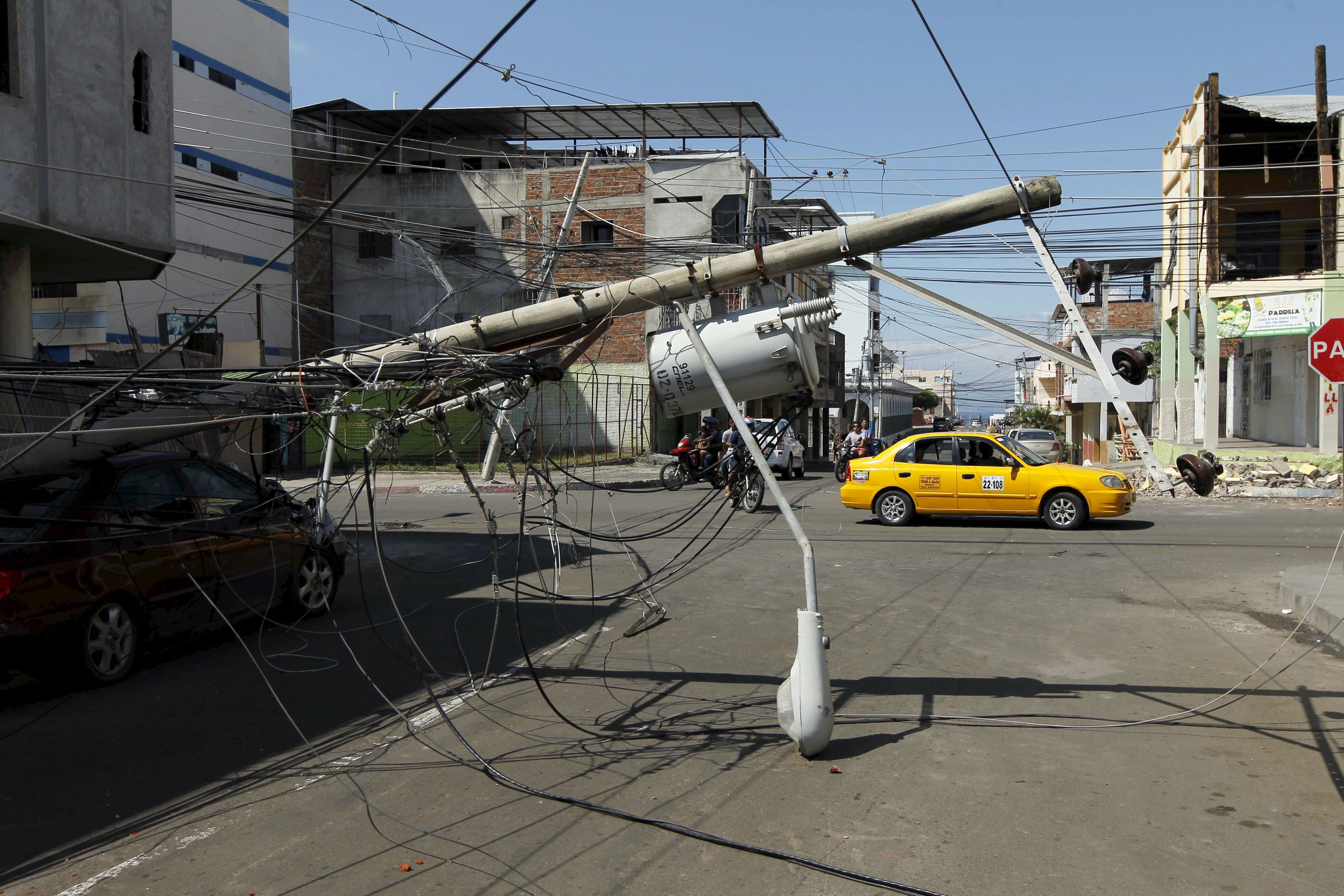 El tendido eléctrico quedó atravesado en las calles de Ecuador tras el terremoto.