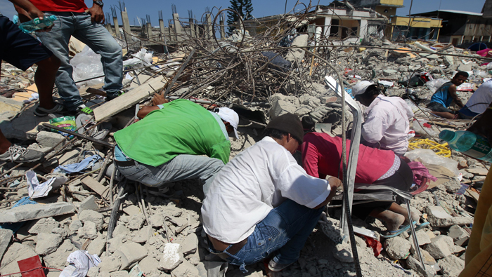 Autoridades ecuatorianas continúan la búsqueda de sobrevivientes tras el terremoto