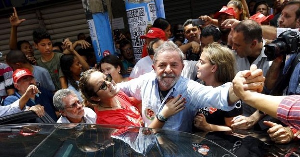 El expresidente brasileño Lula da Silva llama a defender las empresas públicas.