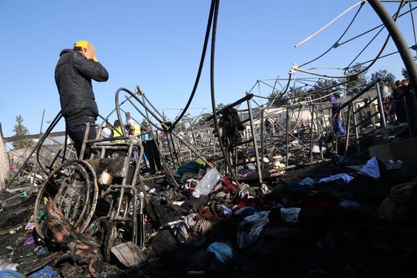 Al menos diez carpas fueron totalmente quemadas según reportes de medios locales.