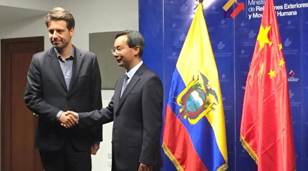 El canciller ecuatoriano, Guillaume Long, agradeció el apoyo que ha prestado China luego del desastre