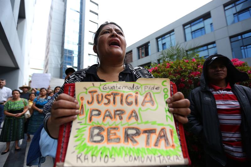 Indígenas de Ecuador y Bolivia participaron en el homenaje a Berta Cáceres en El Salvador.