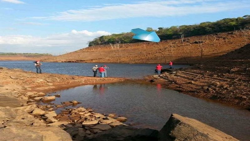 La sequía ha provocado que la poca agua que tiene el embalse se empoce y no circule bien hacia la central hidroeléctrica.