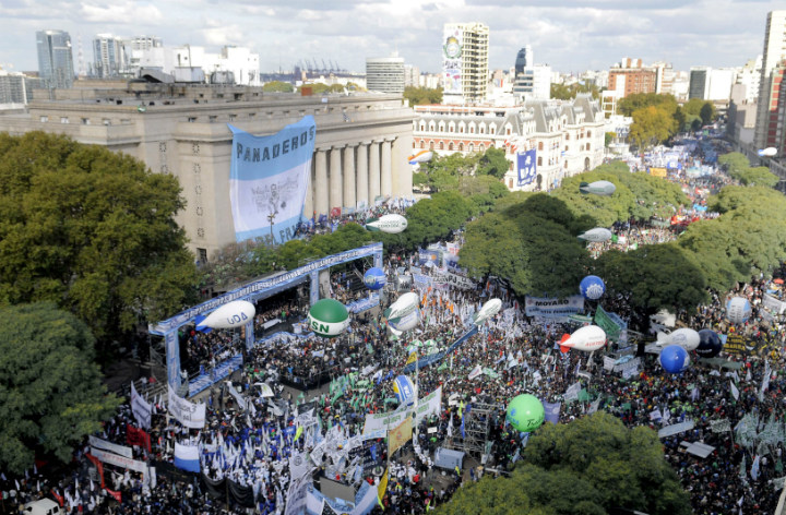 La clase obrera marchó en defensa del empleo en Argentina.