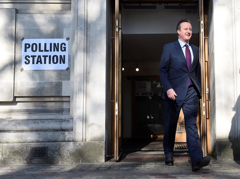 El primer ministro de Reino Unido, David Cameron, votó en un colegio del barrio de Westminster.