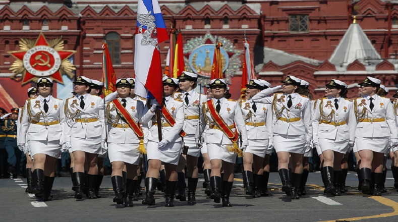 Primera vez que cadetes de la Academia Militar Femenina Jruliov desfilan de la Plaza Roja de Moscú. 