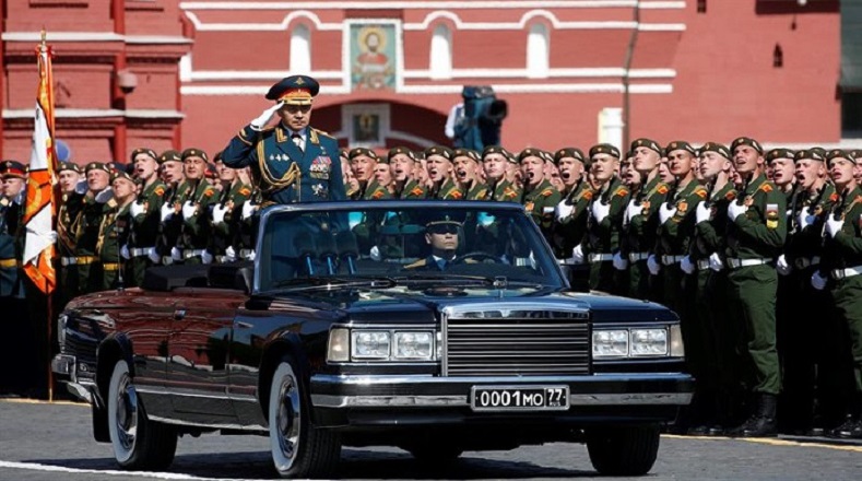 El ministro ruso de Defensa, Sergei Shoigu, participó en el desfile y en el homenaje a los soviéticos caídos.