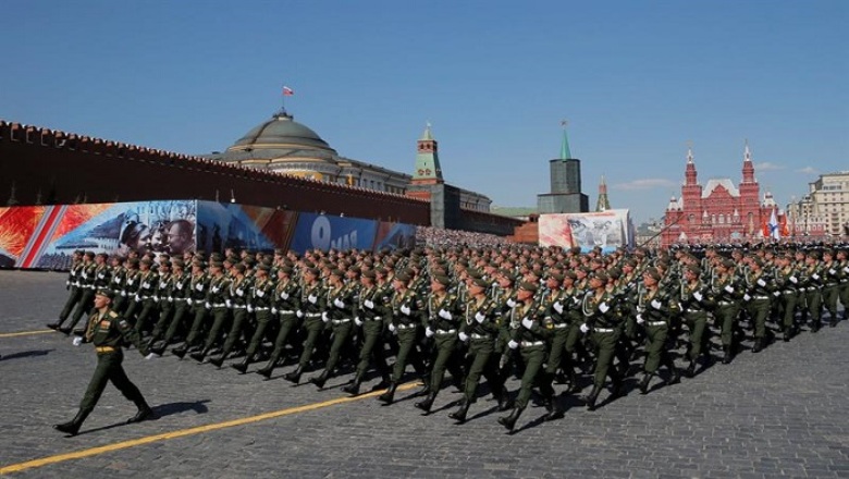 Unos 10 mil militares y más de 100 unidades de equipos militares se hicieron presentes en la Plaza Roja.