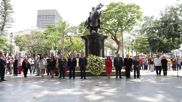 En medio de la plaza Bolívar, capital, Venezuela y Ecuador profundizan lazos bilaterales para el progreso de sus naciones.