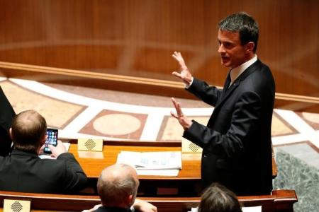 Durante el anuncio de Valls, varios parlamentarios abuchearon sus declaraciones mientras que los ministros aplaudieron.