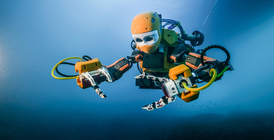 La forma humanoide del robot OceanOne tiene como propósito conectar al robot y a su piloto de forma 