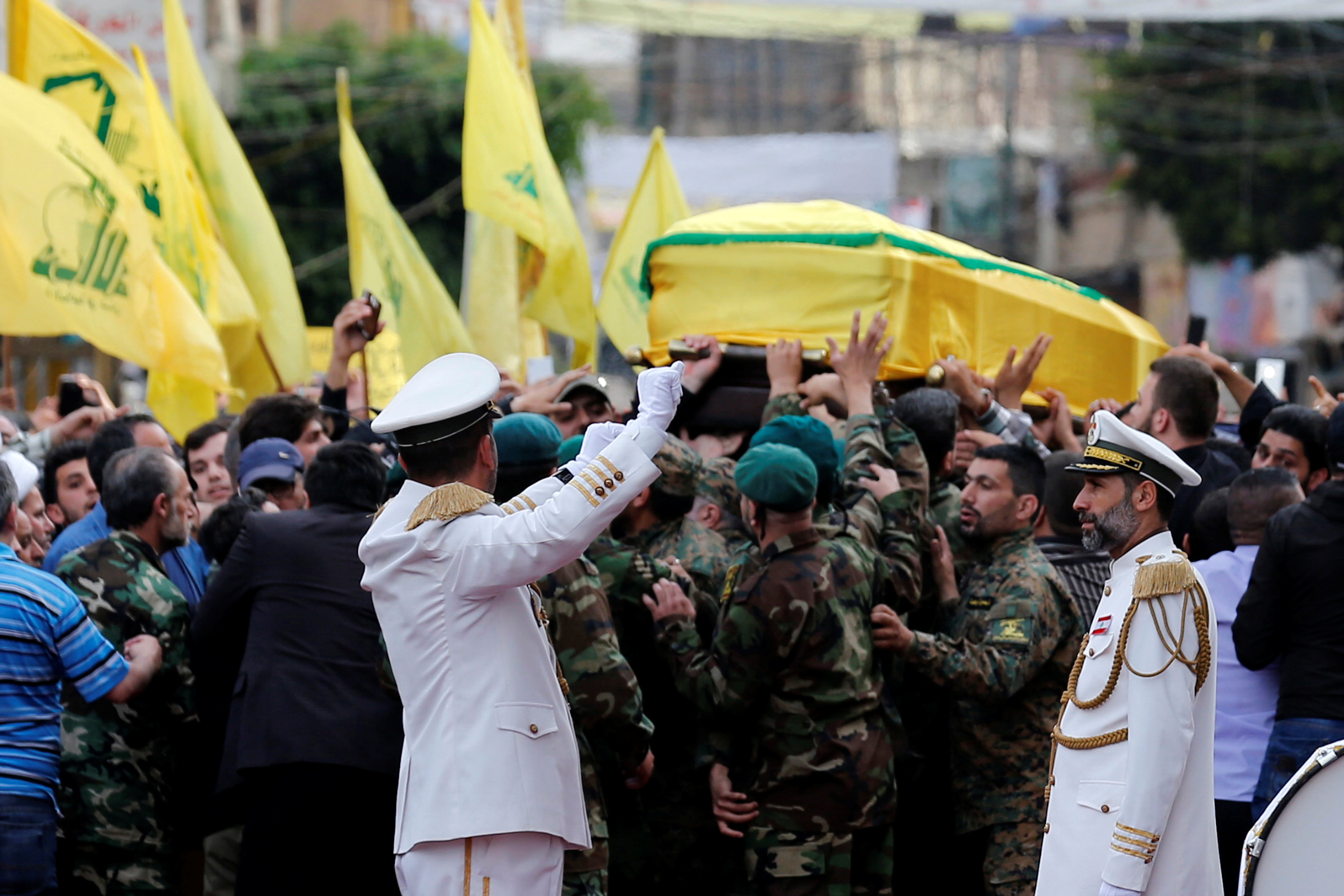 Miembros de Hezbolá llevan el ataúd del máximo comandante del movimiento de resistencia libanés, Mustafa Badreddine, durante su funeral en los suburbios del sur de Beirut.