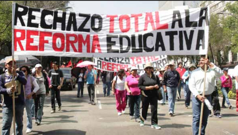 La manifestación se realiza en rechazo a la reforma educativa.