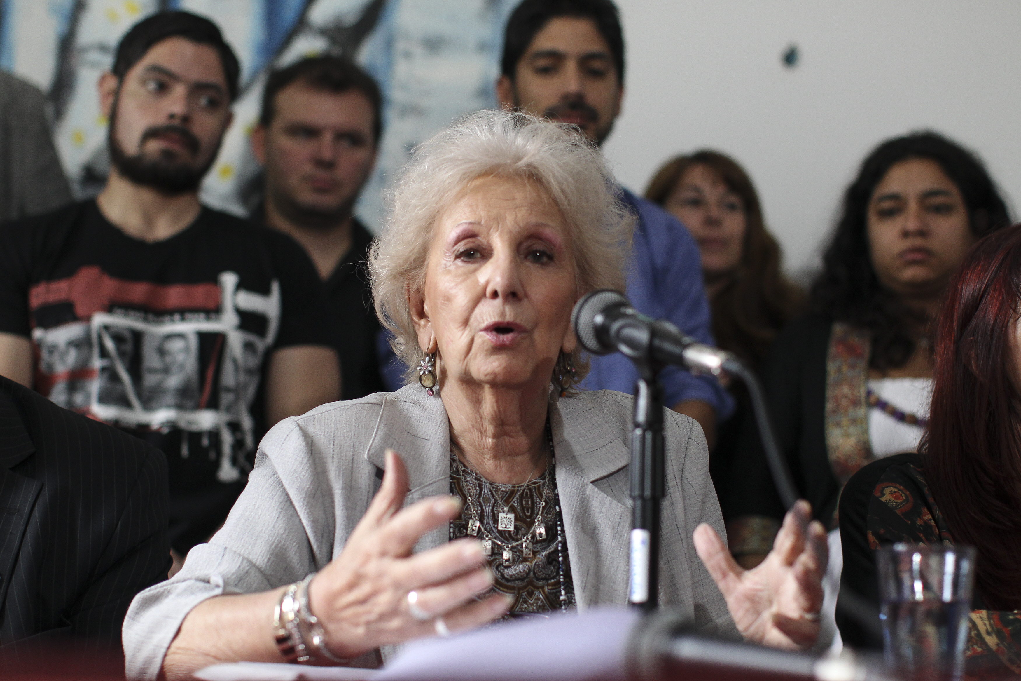 Desde 1977 las abuelas levantan su voz en el mundo para buscar a sus nietos desaparecidos por la última dictadura argentina.