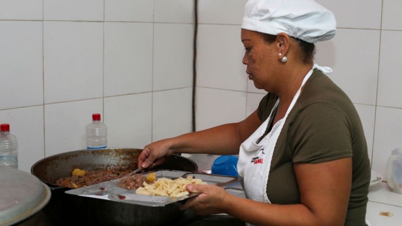 Las casas de alimentación son comedores que financia el Estado para brindar comida a personas en pobreza extrema.