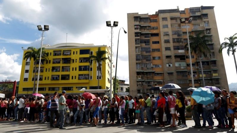 Personas hacen cola para comprar productos de higiene personal en una farmacia de Caracas, 16 de mayo de 2016.