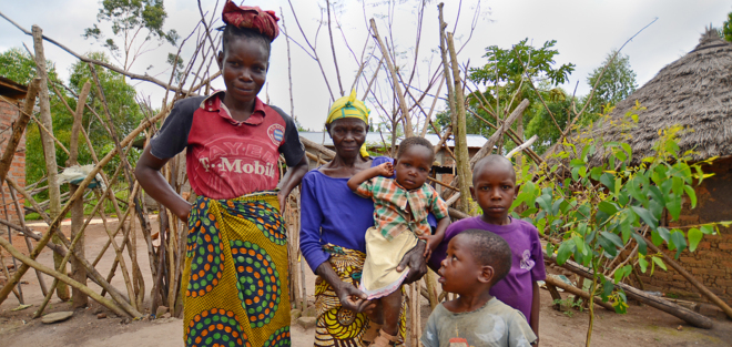 Una familia de Tanzania, compuesta por una mujer mayor, su joven esposa y tres niños varones.