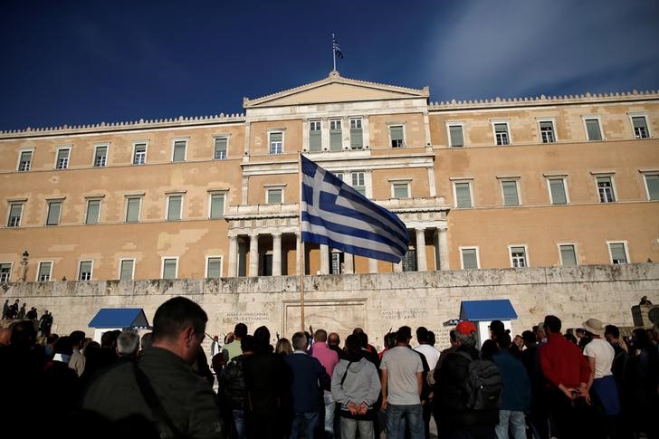 Unos manifestantes en una jornada de protesta frente al Parlamento griego.