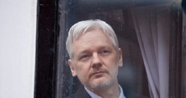 Assange se encuentra desde el 2012 en la Embajada de Ecuador en Londres para evitar su extradición a Suecia.