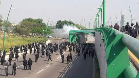 Policías federales y mexicanos atentaron contra la marcha nacional del magisterio.