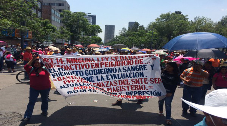 Los maestros pidieron respuestas al caso de los 43 desaparecidos en Ayotzinapa.