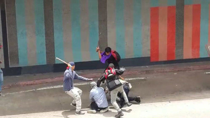 Grupos opositores agredieron a una funcionaria de la Policía Nacional Bolivariana (PNB).