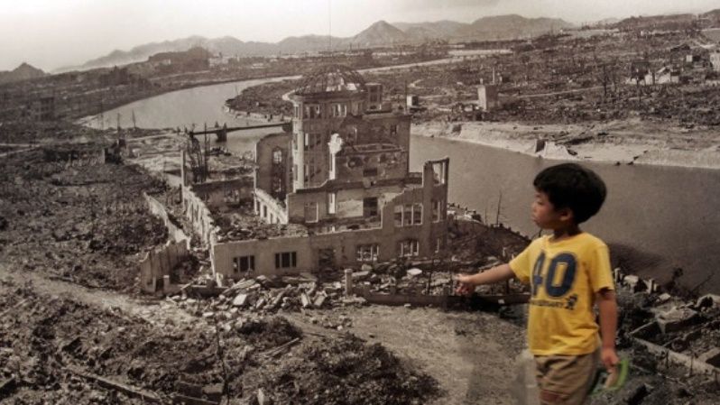 Un niño observa la destrucción tras el bombardeo en Hiroshima.