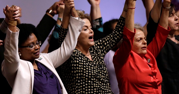 Rousseff participó en el bautizo del libro Resistencia al Golpe de 2016.