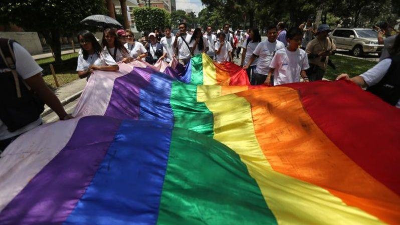 Miembros de la comunidad de homosexuales, transexuales y bisexuales exigieron a las autoridades de Guatemala que les reconozcan sus derechos básicos como acceso a la salud, trabajo y la justicia. 