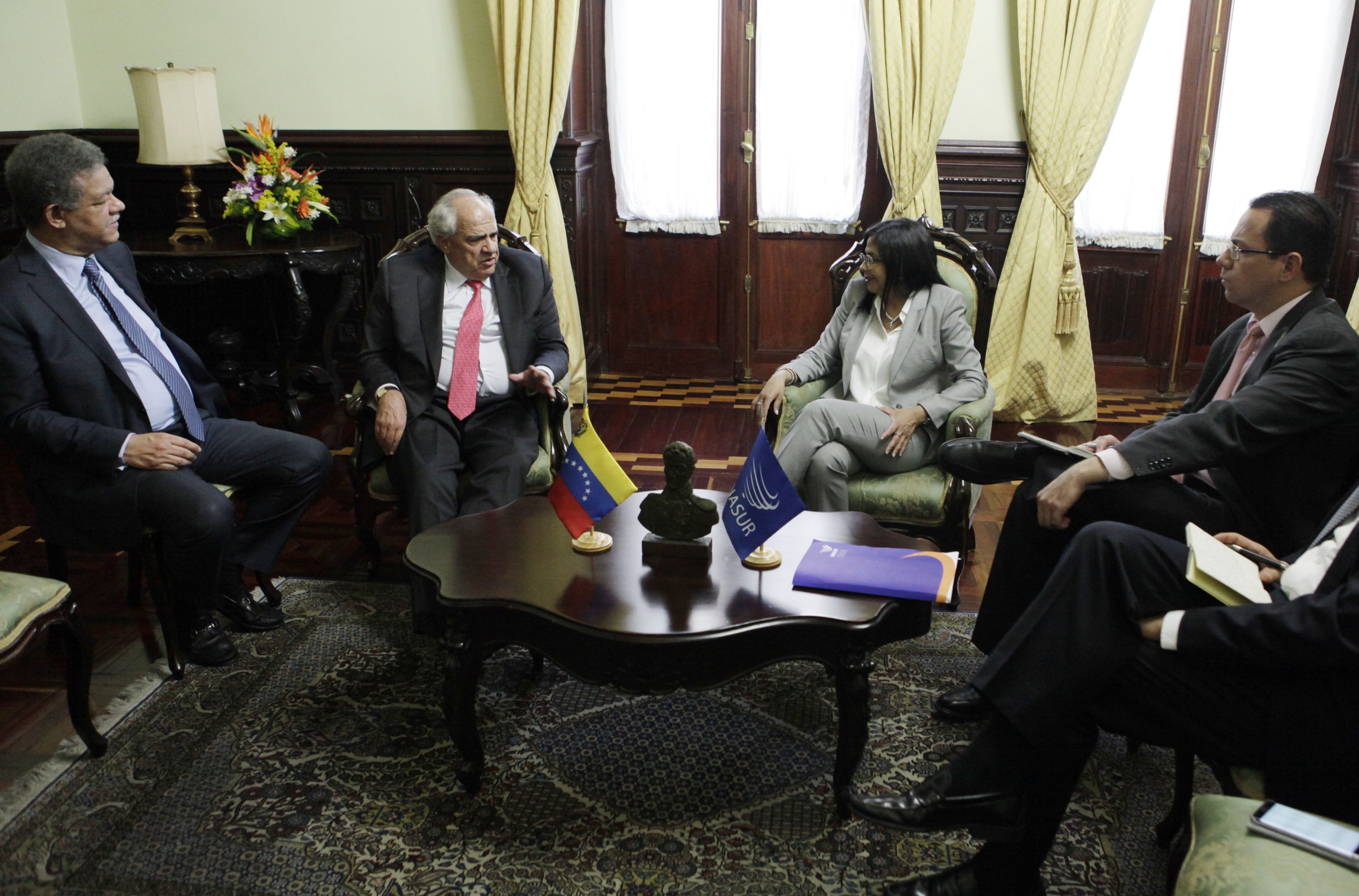 La reunión contó con el acompañamiento de Unasur y los expresidentes José Luis Rodríguez Zapatero, Leonel Fernández y Martín Torrijos.