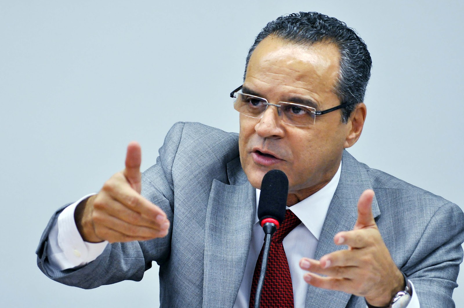 Ministro de Turismo es vinculado al caso Petrobras.