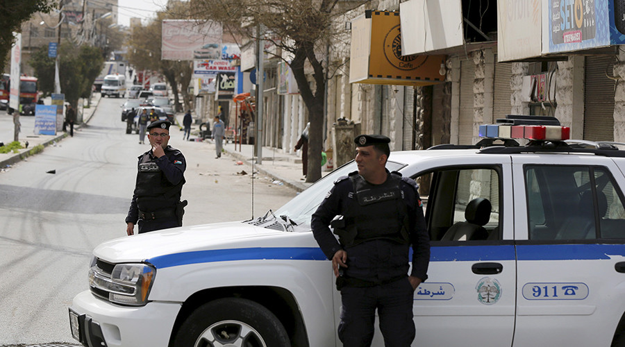 Fuerzas policiales custodian las calles de Jordania, según reportan medios locales.