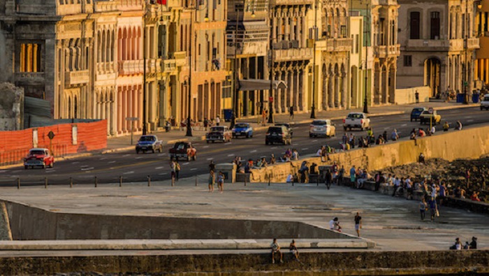 La Habana se mueve sin prisa, se camina despacio, como si nadie tuviera apuro en llegar.