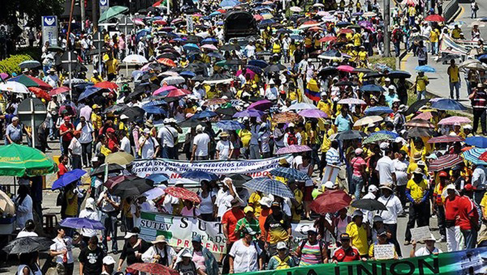 Miles de campesinos han salido a las calles para exigir al Gobierno que desista de las políticas neoliberales.