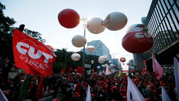 Los manifestantes rechazaron el presidente interino de Brasil y expresaron su apoyo a la presidenta legítima, Dilma Rousseff.