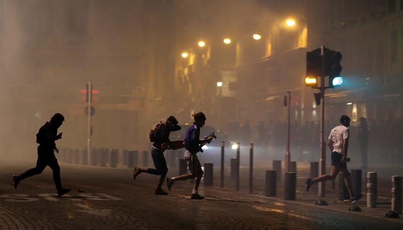 La Policía antidisturbios trató de dispersar a los hinchas con bombas de humo y gases lacrimógenos.