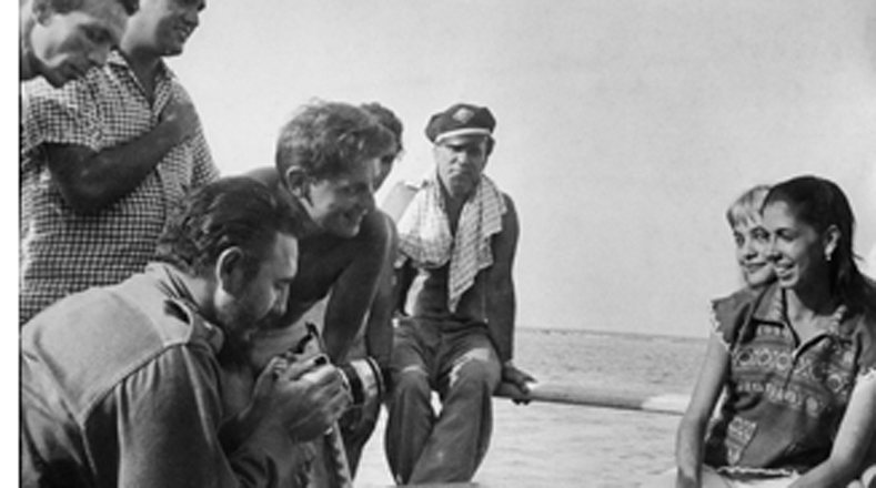 Además aparece fotografiando a una muchacha en Guamá, Matanzas, en 1959.