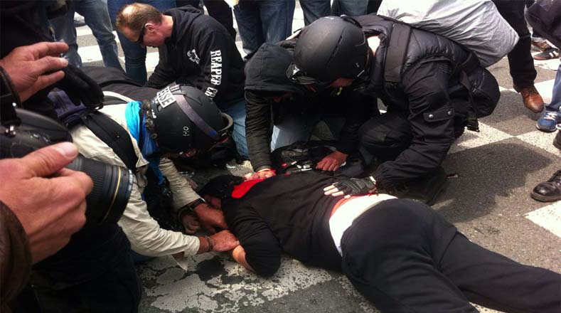 Un opositor de la reforma laboral fue herido por una granada policial. 