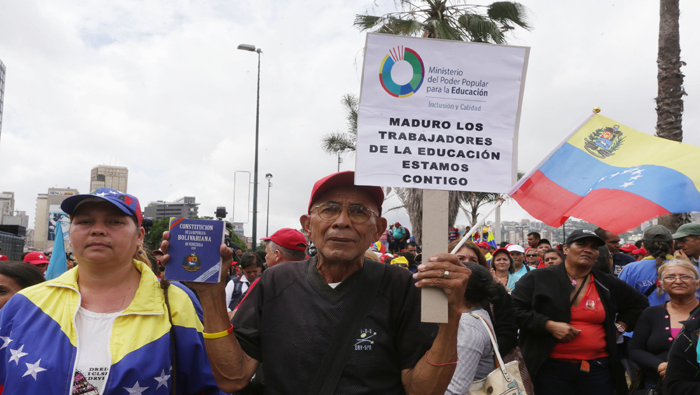 Con el lema "La Revolución Educativa avanza indetenible", personal docente y administrativo marchó para ratificar su apoyo a la Revolución Bolivariana.