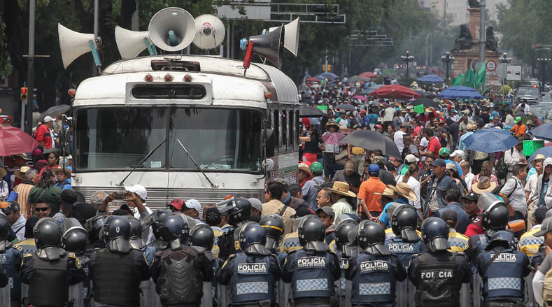 Mexican police hindered the arrival of the CNTE teachers to the Mexican capital.