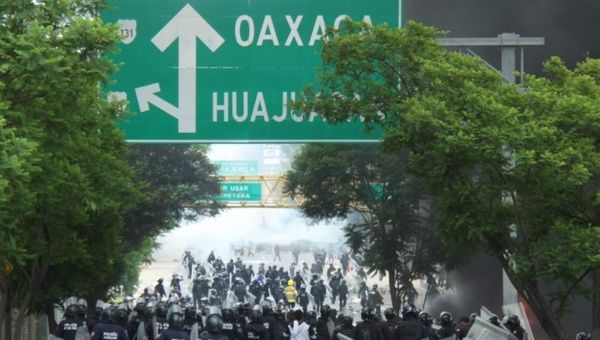 Al menos 12 personas murieron durante el brutal desalojo de maestros en Oaxaca.