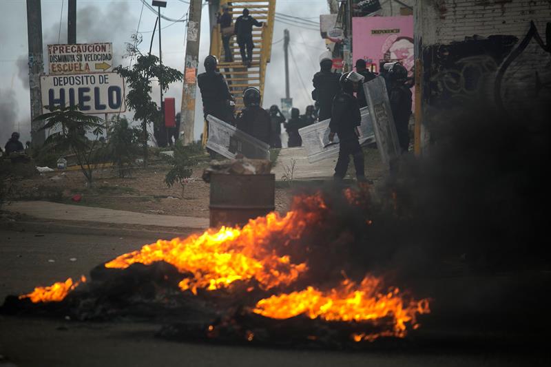 Al menos seis personas murieron durante el brutal desalojo de maestros en Oaxaca.