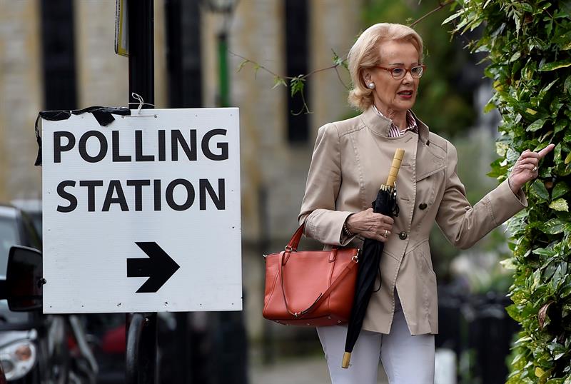 En todo el Reino Unido, un récord de 46,5 millones de electores están hoy llamados a las urnas.