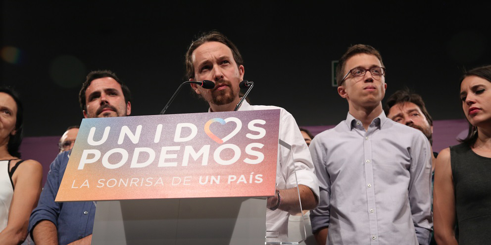 En rueda de prensa, estuvo acompañado por Alberto Garzón e Íñigo Errejón, entre otros militantes