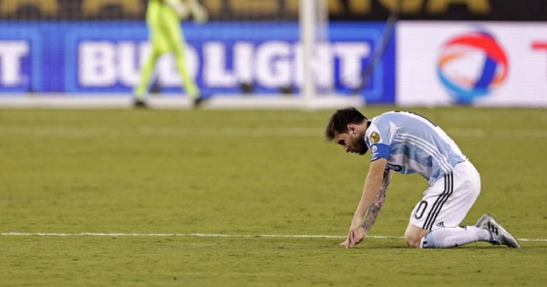 Lionel Messi se derrumbó literalmente tras fallar el primer penalti en la final de la Copa América Centenario ante Chile.